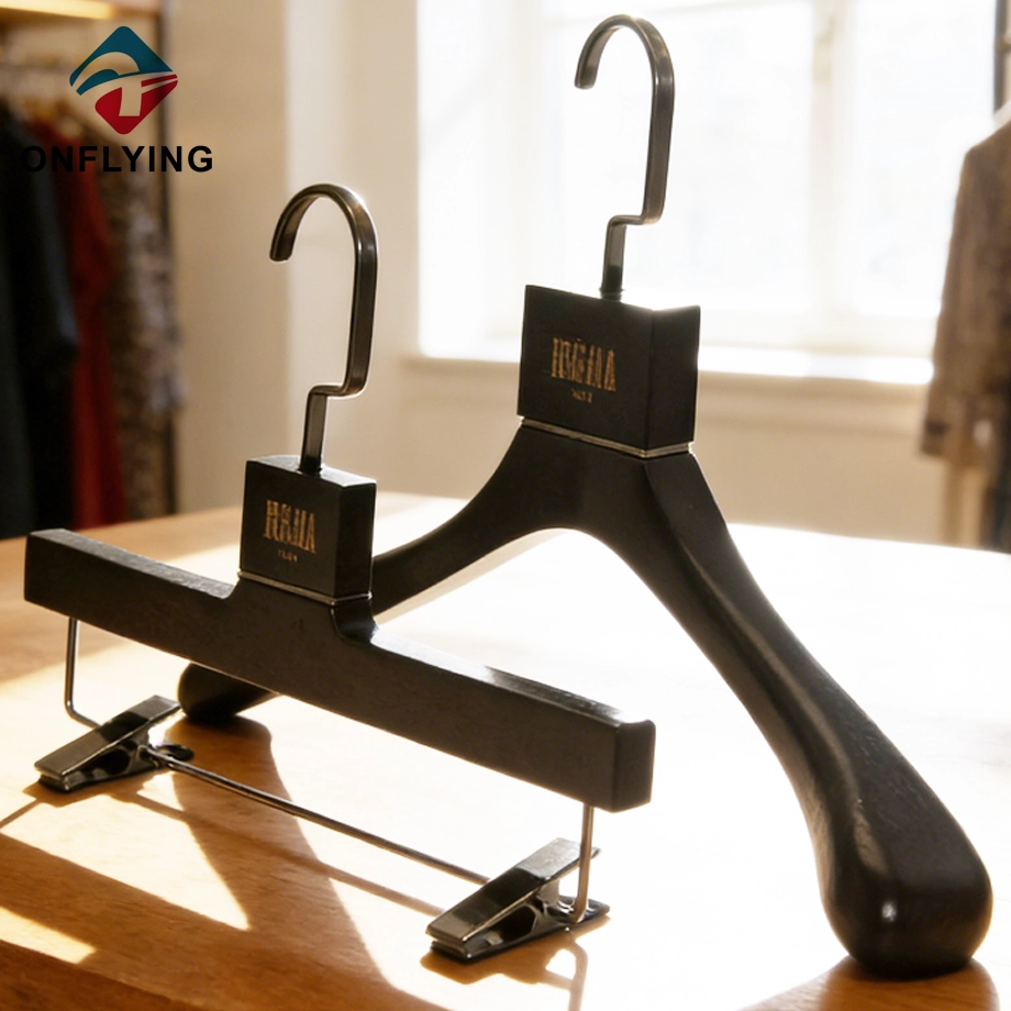 Chine Ensemble de cintres en bois de frêne avec logo personnalisé noir de luxe, fournisseur chinois fabricant