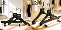 小売体験の向上: 限定のブラックアッシュウッドスーツハンガーコレクションのご紹介