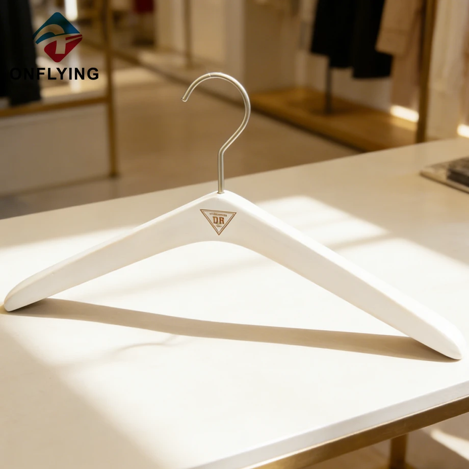 中国 ブティック特別デザインの女性白衣木製ハンガー中国工場 メーカー