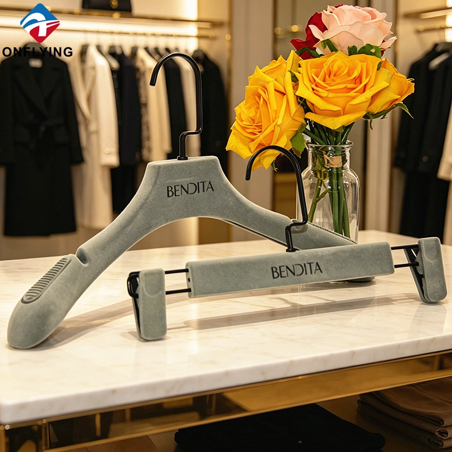 Izitsha zokudlela zebumba uqobozelaIzitsha zokudlela zebumba uqobozela I-Luxury Custom Brand Daily Sebenzisa Ibhulukwe Lokugqoka Elimpunga I-Velvet Hanger Set Factory China umenzizelaumenzizela