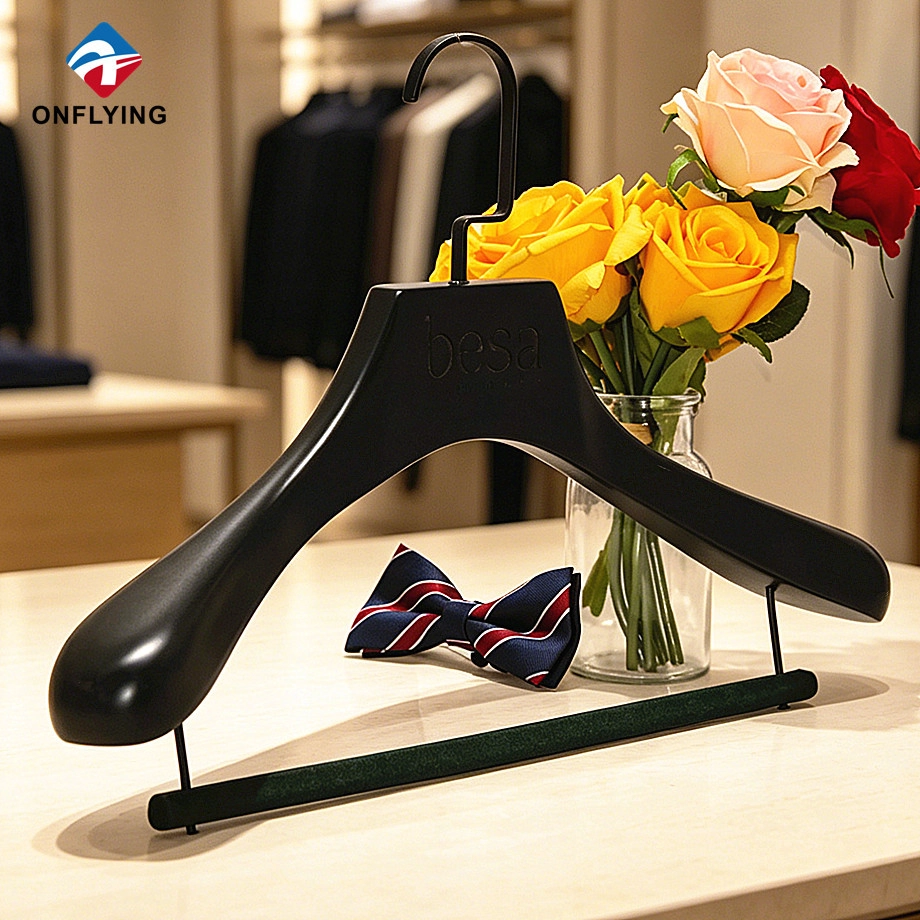 Izitsha zokudlela zebumba uqobozelaIzitsha zokudlela zebumba uqobozela I-Luxury Men's Custom Wide Shoulder Gloss I-Lotus Eluhlaza Izingubo Zokhuni I-Hanger Factory China umenzizelaumenzizela