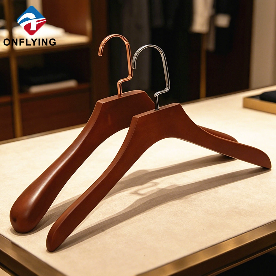 China Bekleidungsboutique, glänzendes Braun, verschiedene Stile, glatte Kleidung, massiver Kleiderbügel aus Holz, Lieferant China Hersteller