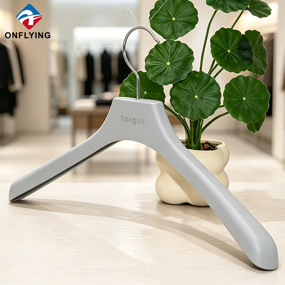 Chine Matériau durable de haute qualité Cintre de chemise en plastique gris lisse Logo personnalisé Fabricant Chine fabricant