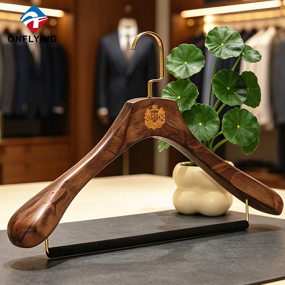 中国 优雅奢华精品展示男士西装光面棕色光滑木质定制衣架工厂中国 制造商