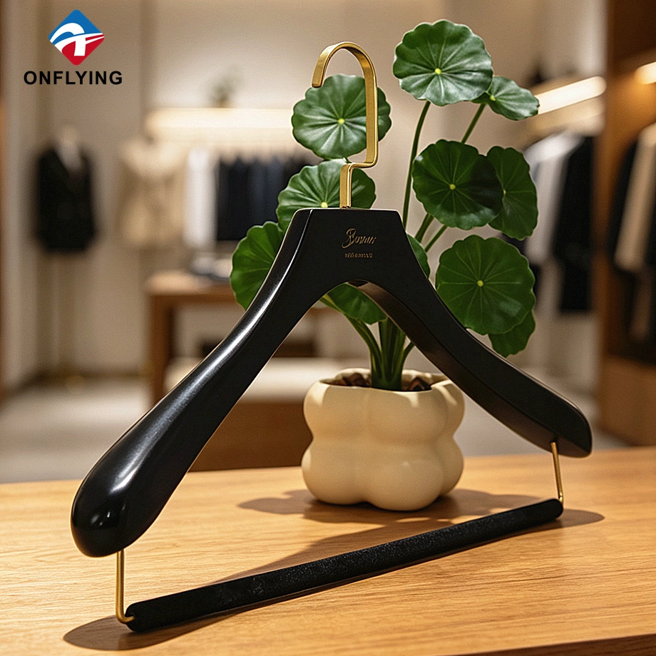 Chine Cintre solide en bois lisse et brillant, épaule mince sophistiquée de qualité supérieure, usine personnalisée en Chine fabricant
