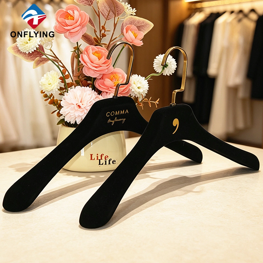Chine Fournisseur de cintres de boutique de luxe en velours floqué noir doux haut de gamme à la mode de qualité supérieure Chine fabricant