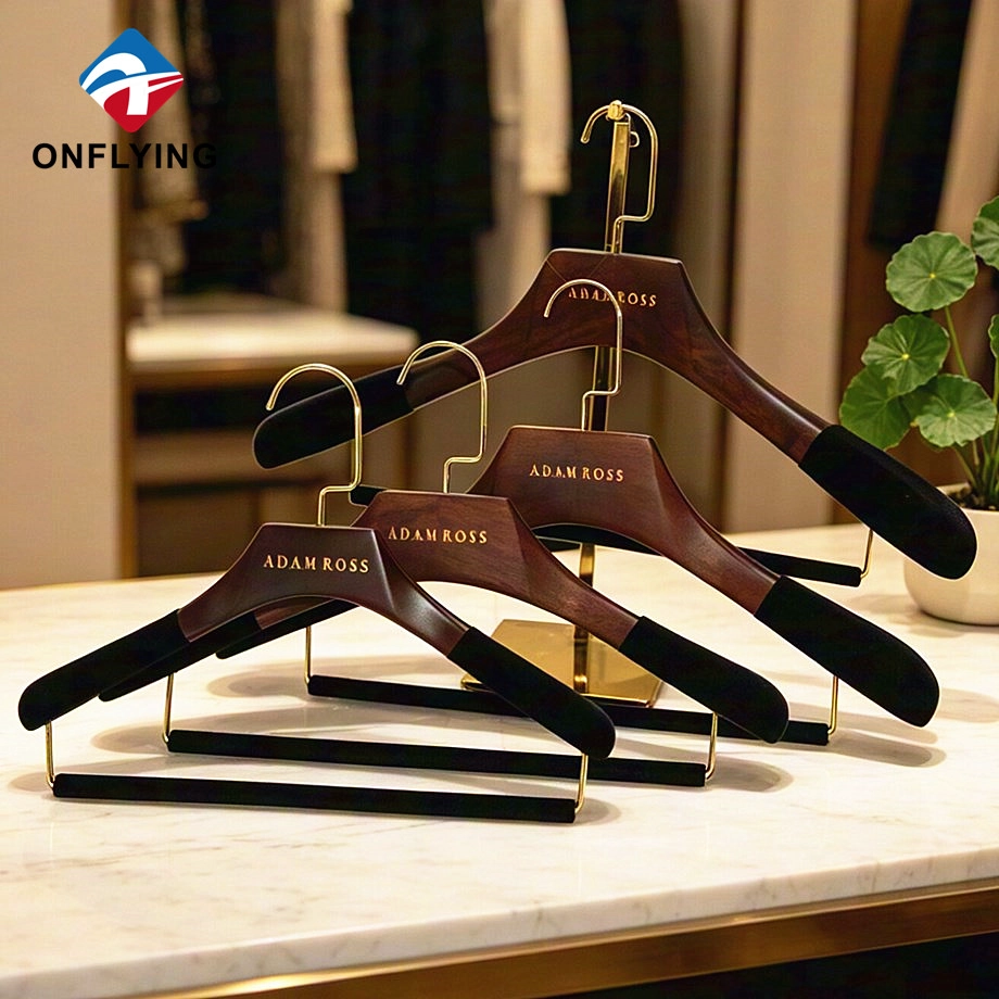 Rutschfeste Samt-Holzbügel mit individuellem Branding für Boutique-Outfits