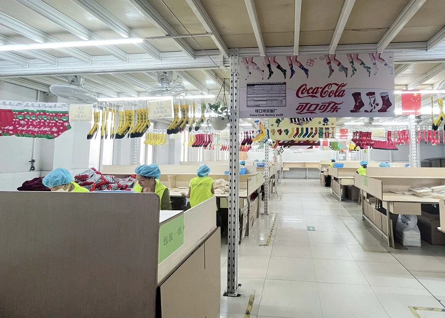 Custom logo knee socks supplier