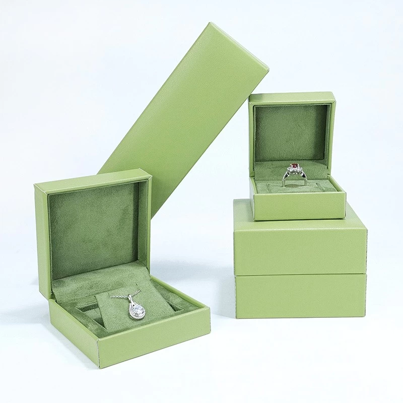 porcelana Empaquetado de empaquetado pendiente del regalo de la venta al por mayor de la caja de la pulsera del anillo del verde del joyero pequeño de MOQ fabricante