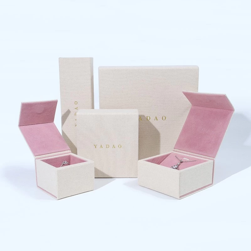 Chiny Niestandardowe logo Luksusowe pudełko z biżuterią Pudełko z biżuterią bawełnianą Mix kolorów Pierścionek Kolczyki Bransoletka Bangle Box producent