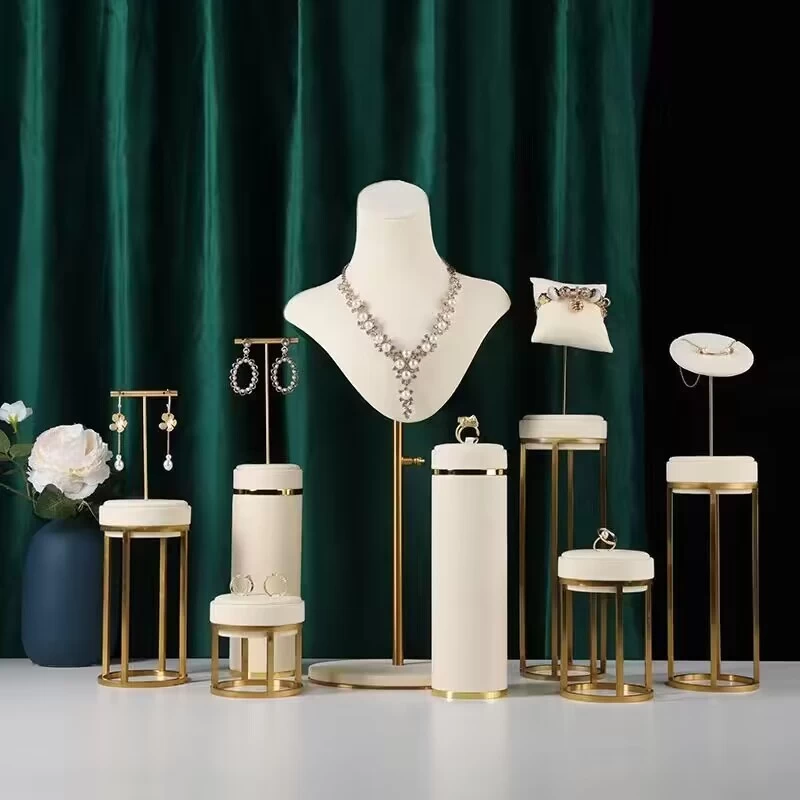 porcelana Exhibición de joyería de cuero Pu con metal para escaparate pequeño MOQ fabricante