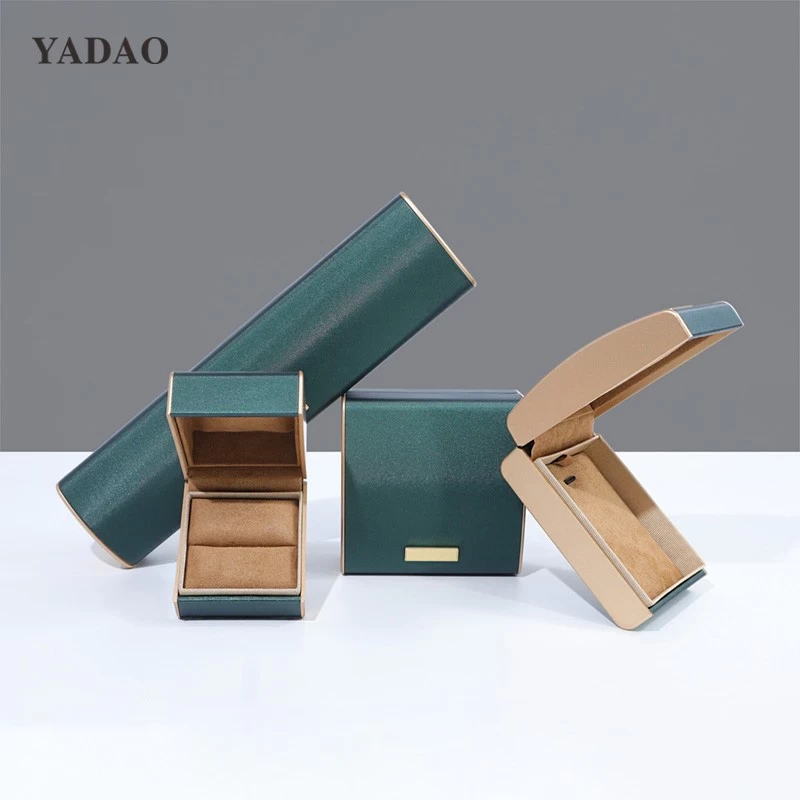 Curved top spray paint ring pendant jewelry box set hot selling custom color logo brand green set