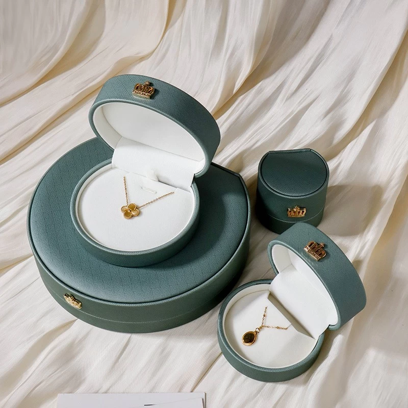 China Green leather oval high-end pearl jewelry button design fashion premium packaging manufacturer