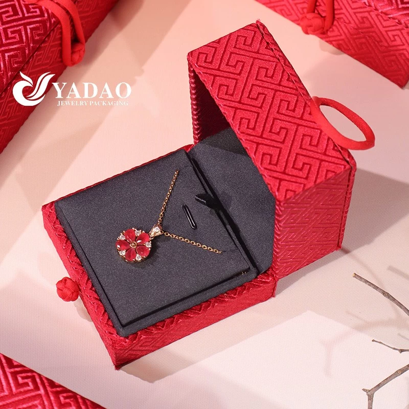 Chinese traditional gold jewelry packaging button design flower texture silk box