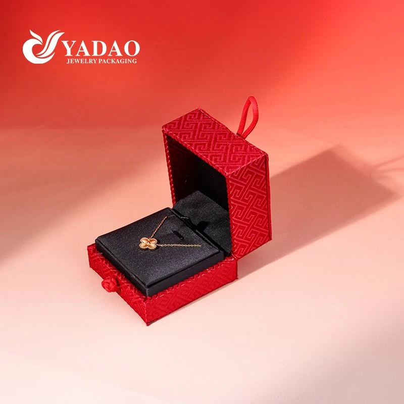 Chinese traditional gold jewelry packaging button design flower texture silk box