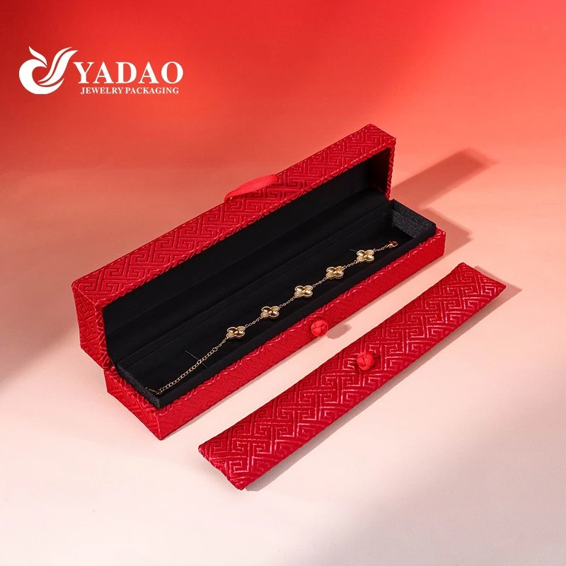 Chinese traditional gold jewelry packaging button design flower texture silk box