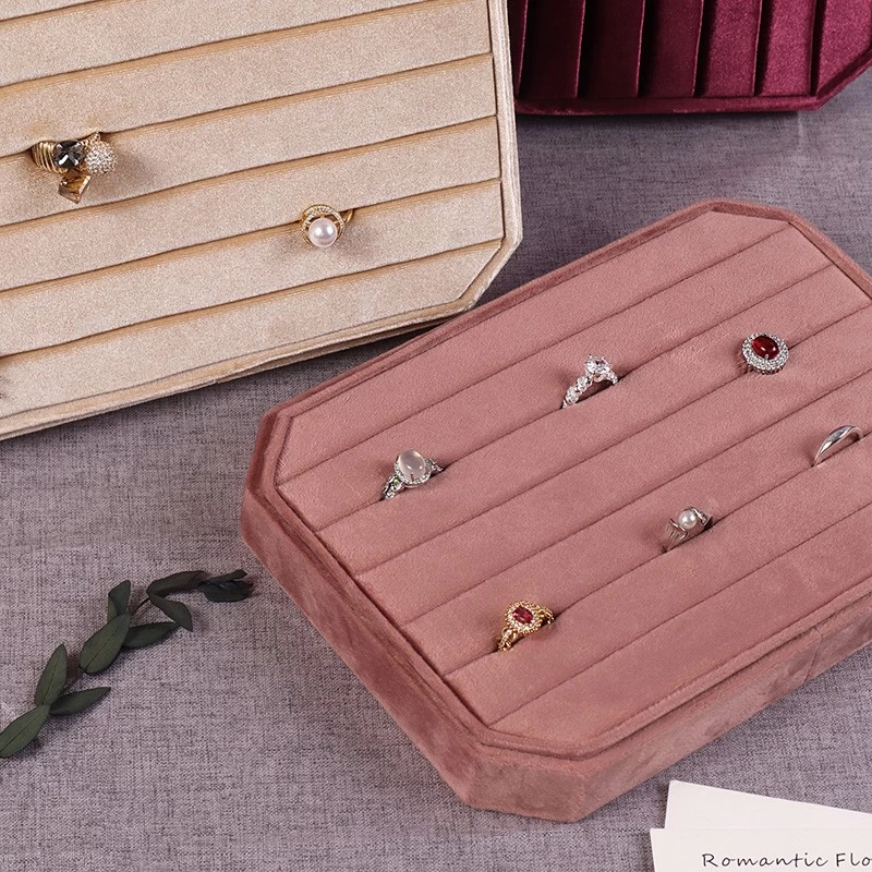 Färgglada sammet smycken ring mode accesorries boutique display modedesign platt bricka