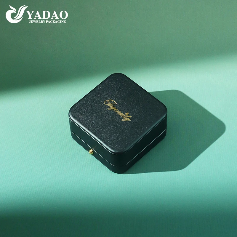 مجموعة الأزياء الخالدة من أزياء المجوهرات الخضراء.