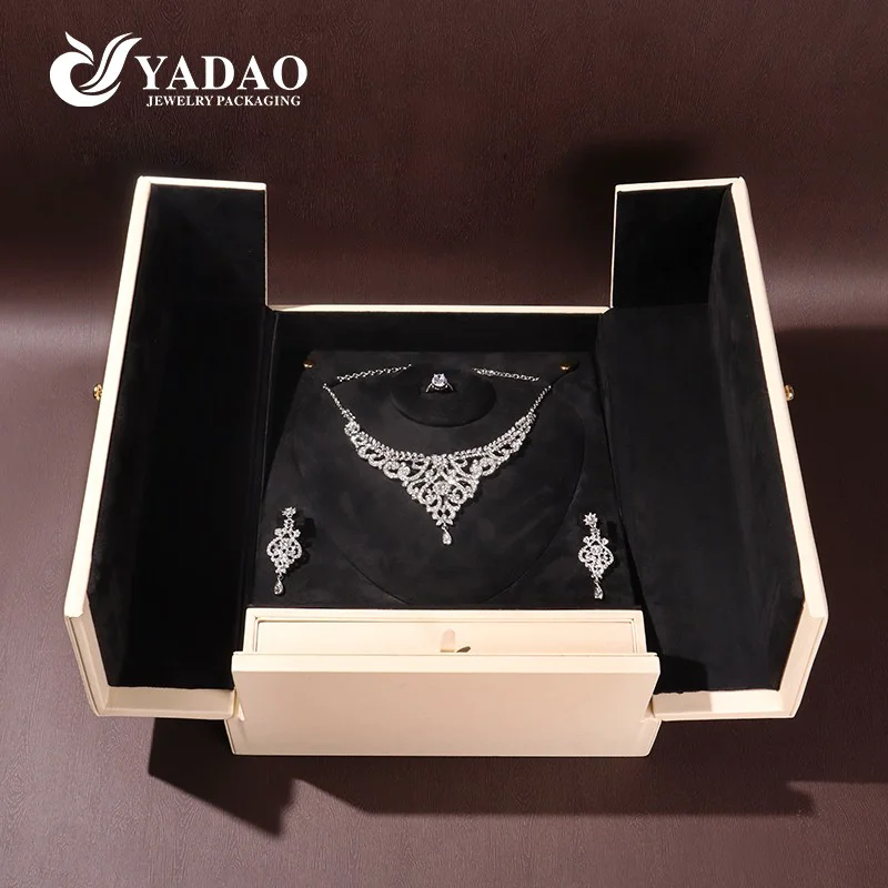 bruiloft diamanten sieraden set display grote verpakking met lade ketting buste deuropening