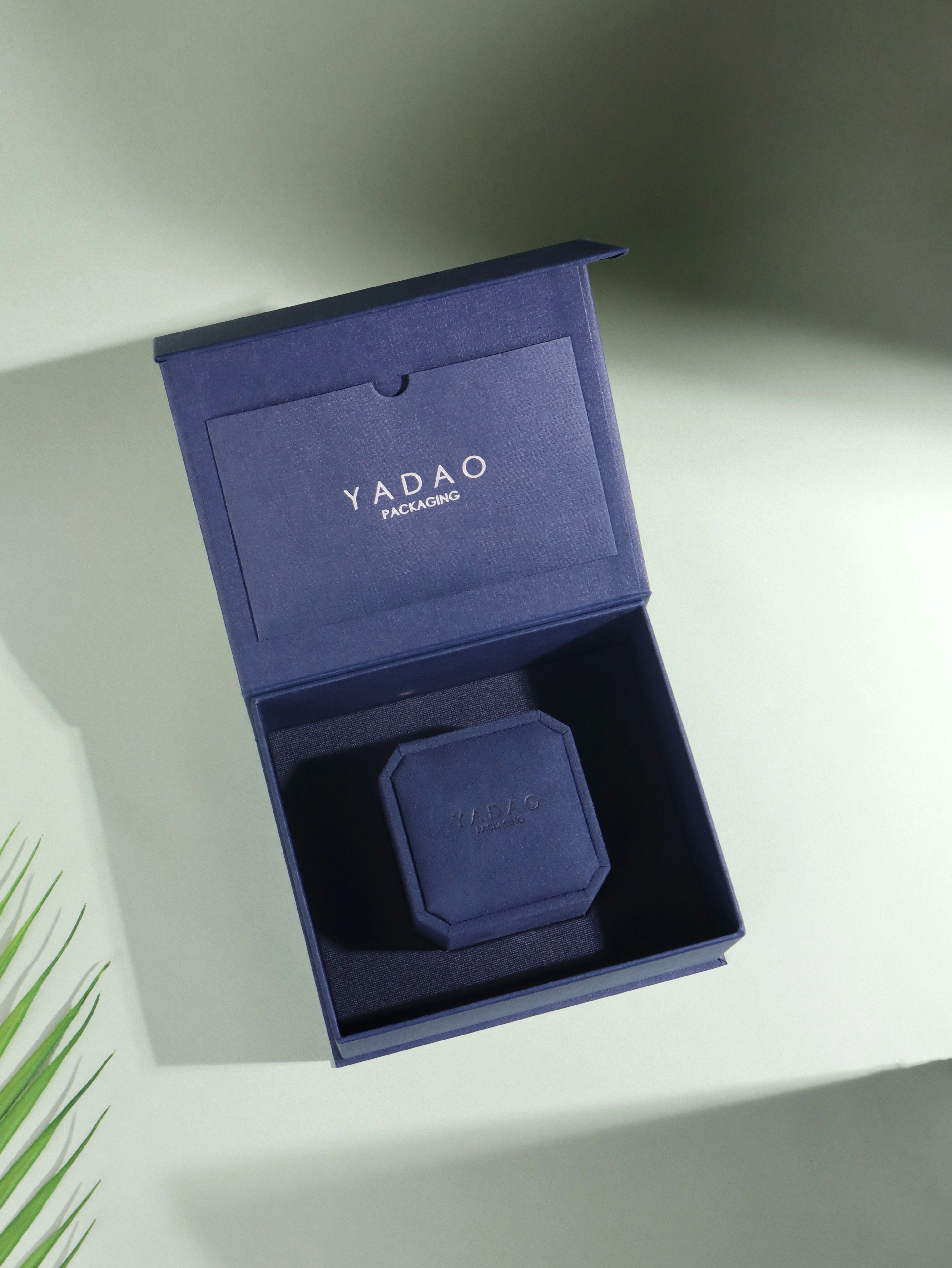 China Custom Plastic Jewelry Packaging Boxes, Free Rush Customization Available manufacturer