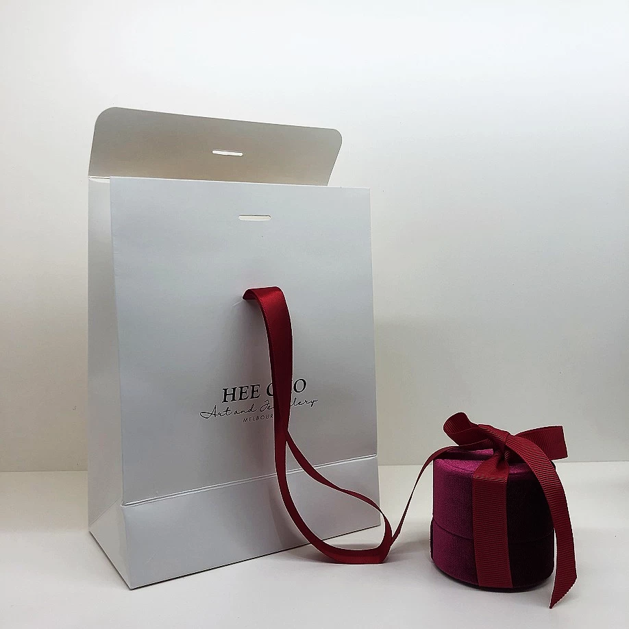 Yadao folding paper gift bag with ribbon closure