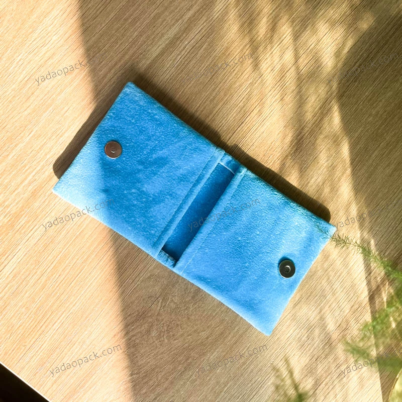 personalisierter Beutel mit zwei Taschen in wasserblauer Farbe