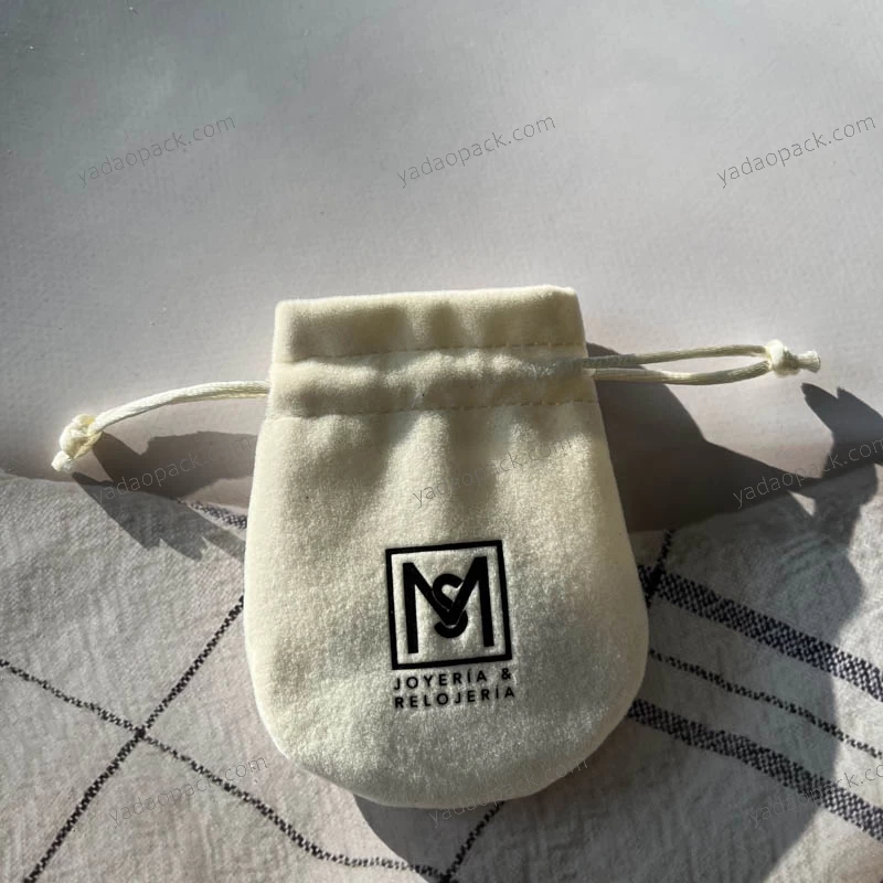 Bolsa de embalaje personalizada de 8 * 13 cm con cordón y bolsa de joyería de microfibra con impresión en relieve de logotipo