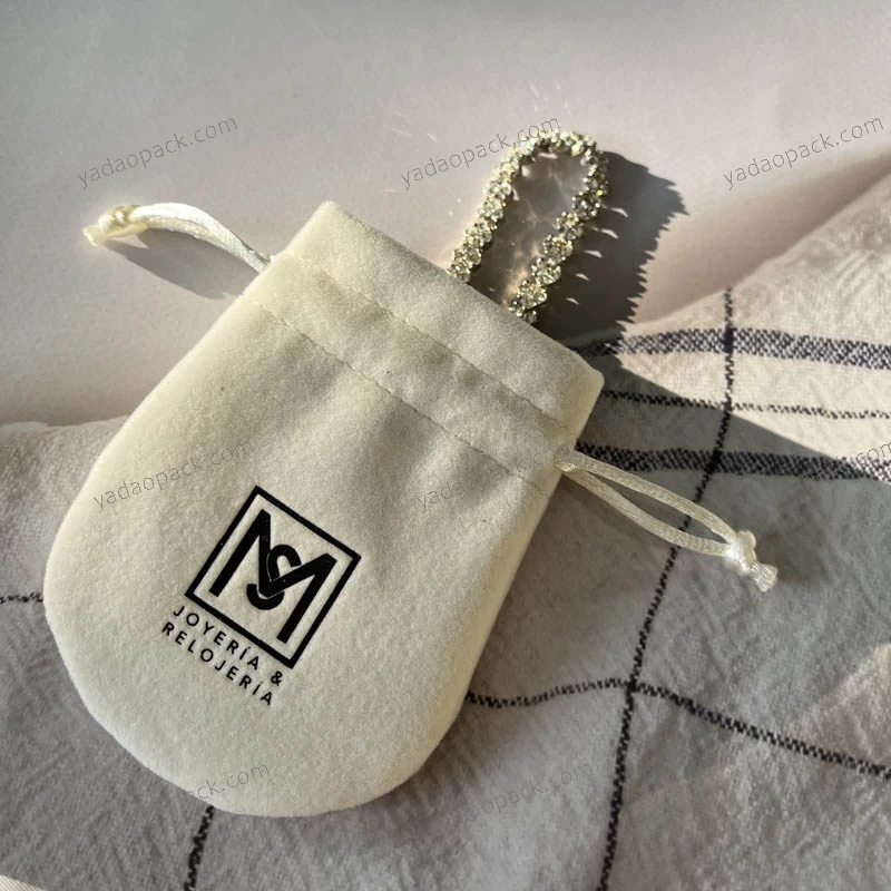Bolsa de embalaje personalizada de 8 * 13 cm con cordón y bolsa de joyería de microfibra con impresión en relieve de logotipo