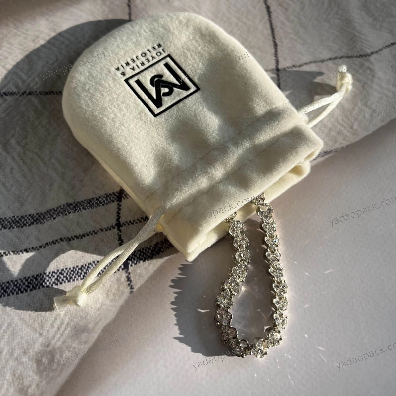 Pochette à cordon pour sac d'emballage personnalisé 8*13cm avec pochette à bijoux en microfibre pour impression en creux de logo