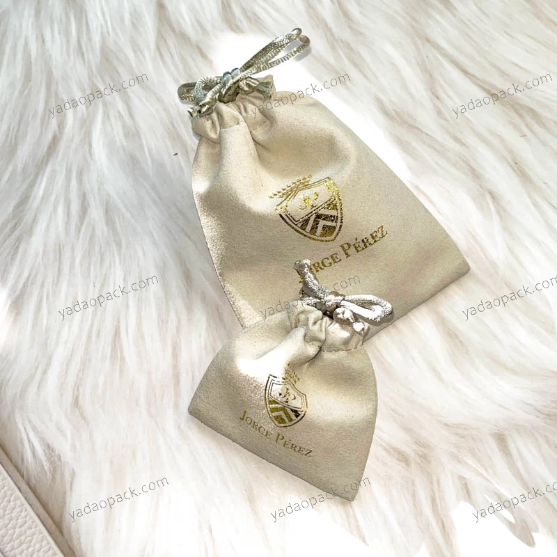 Bolsa popular con cordón de seda para brazalete, anillos, embalaje, logotipo dorado.