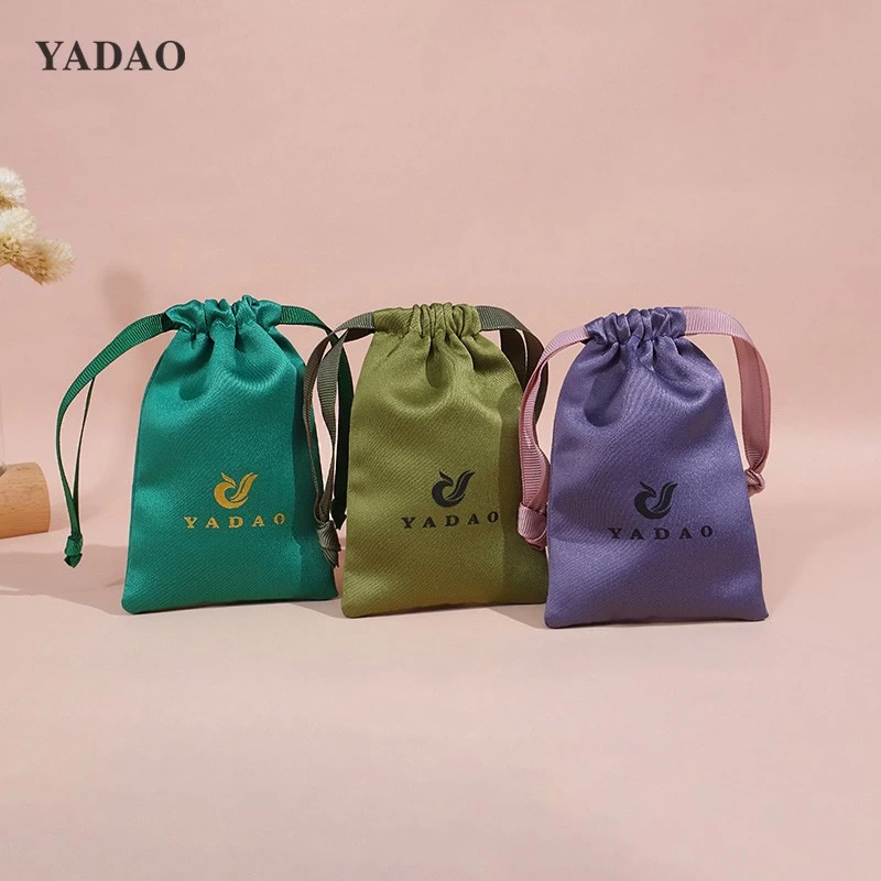 Bolsa de raso con diseño de cordón verde aguacate