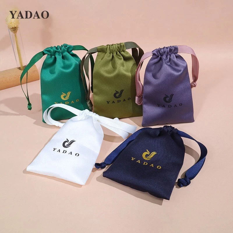 Bolsa de raso con diseño de cordón verde aguacate