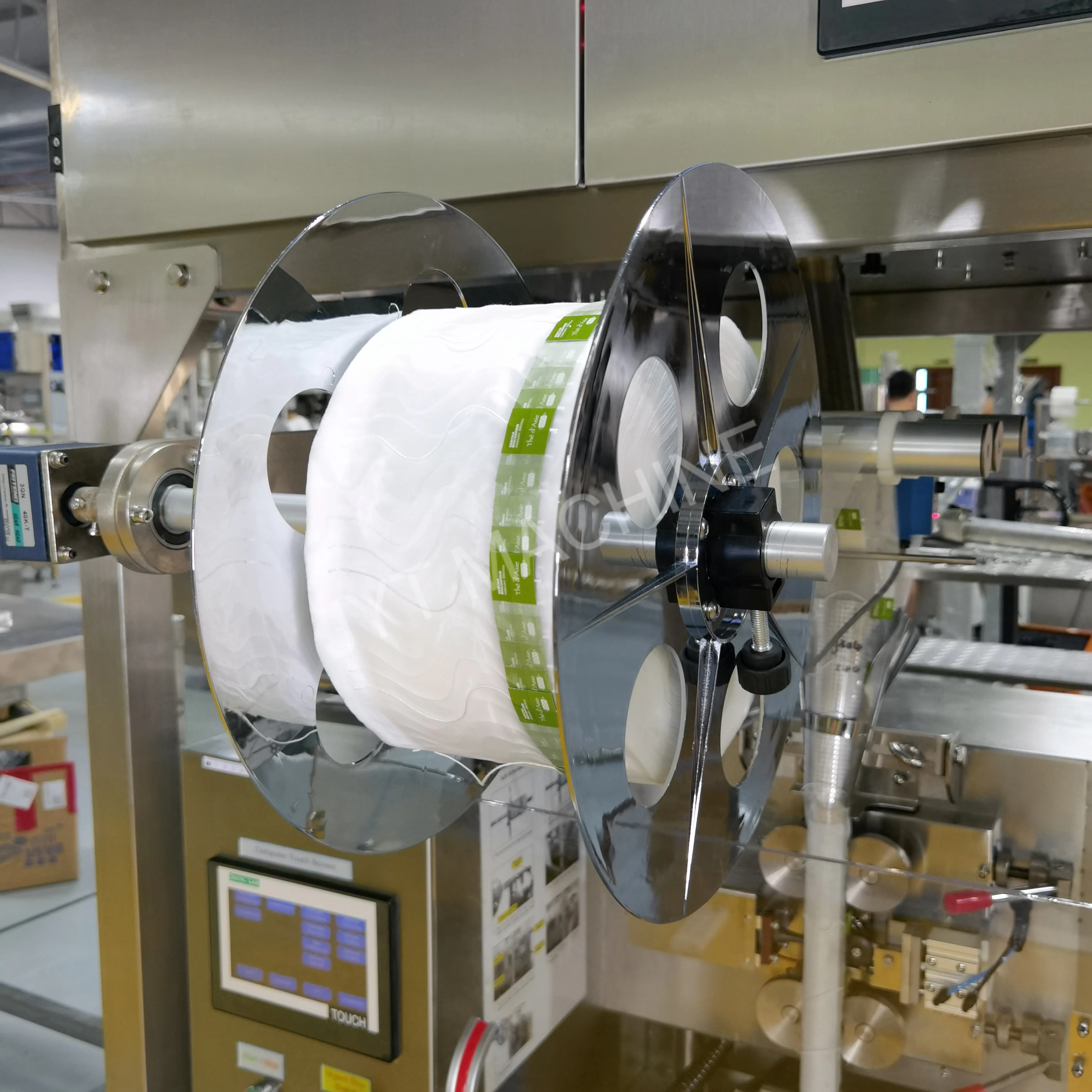 Machine à emballer d'emballage de sachets de thé en nylon de triangle de papier filtre entièrement automatique