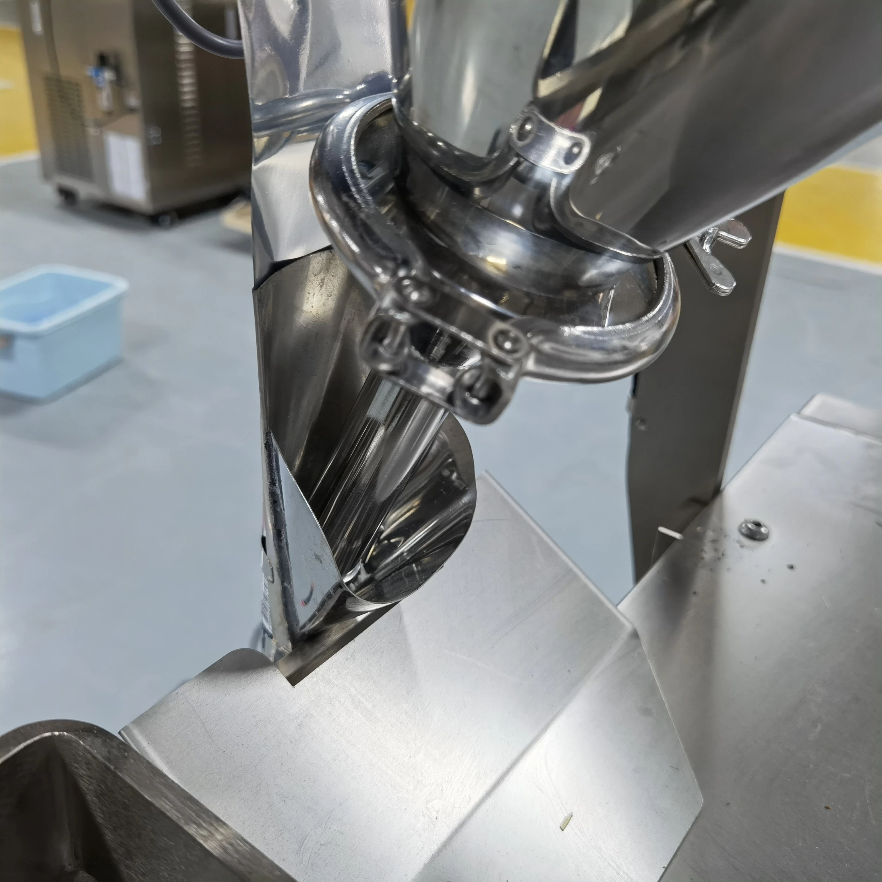 Machine de conditionnement d'emballage de poudre de café de sac de scellage arrière entièrement automatique de la Chine pour la poudre de protéine de sachet