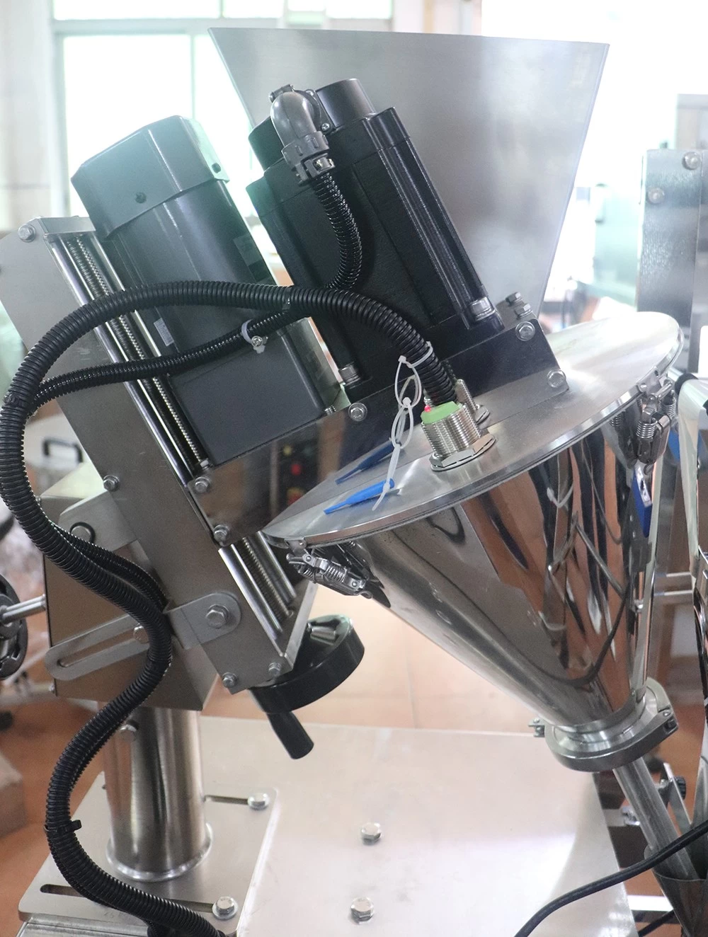 آلة التعبئة والتغليف مسحوق فيتامين التلقائي أكياس صغيرة متعددة الوظائف آلة التعبئة مسحوق آلة التعبئة