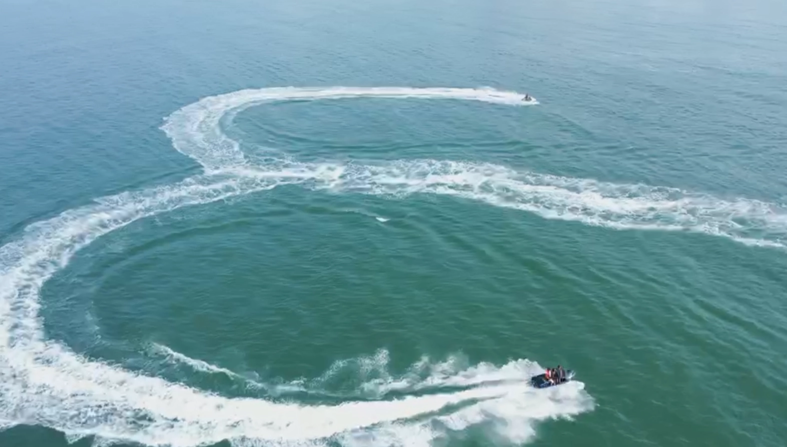 قسم مبيعات Goochain يعزز وحدة الفريق من خلال احتفال على شاطئ البحر في Huizhou