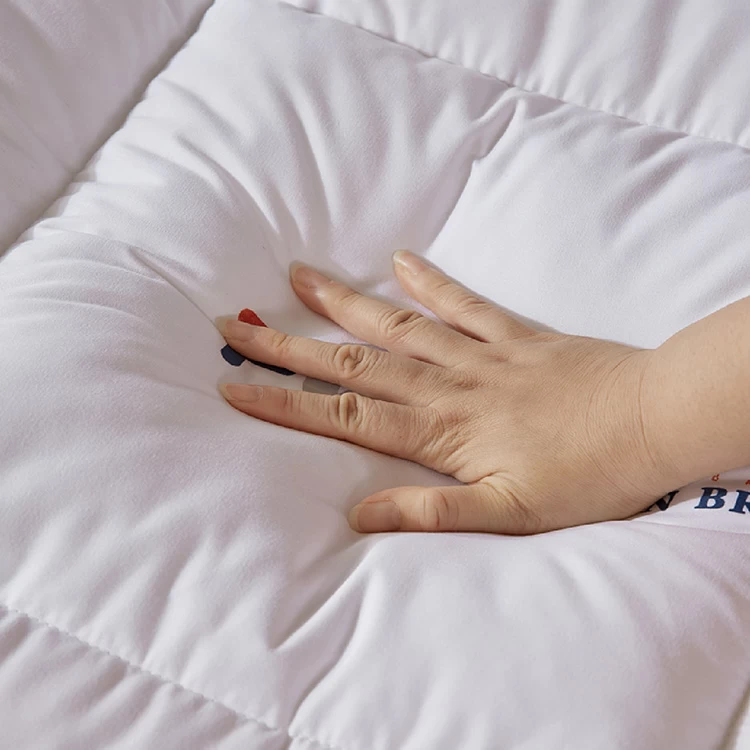 China Großhandel Luxus weiße Mikrofaserfüllung gesteppte Daunen Alternative Bettdecke Lieferant Hersteller