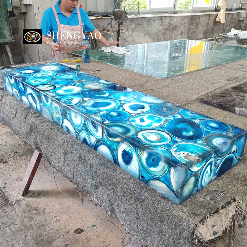 شريط كونترتوب من حجر العقيق الأزرق بإضاءة خلفية ، مصنع بلاطة من الأحجار شبه الكريمة