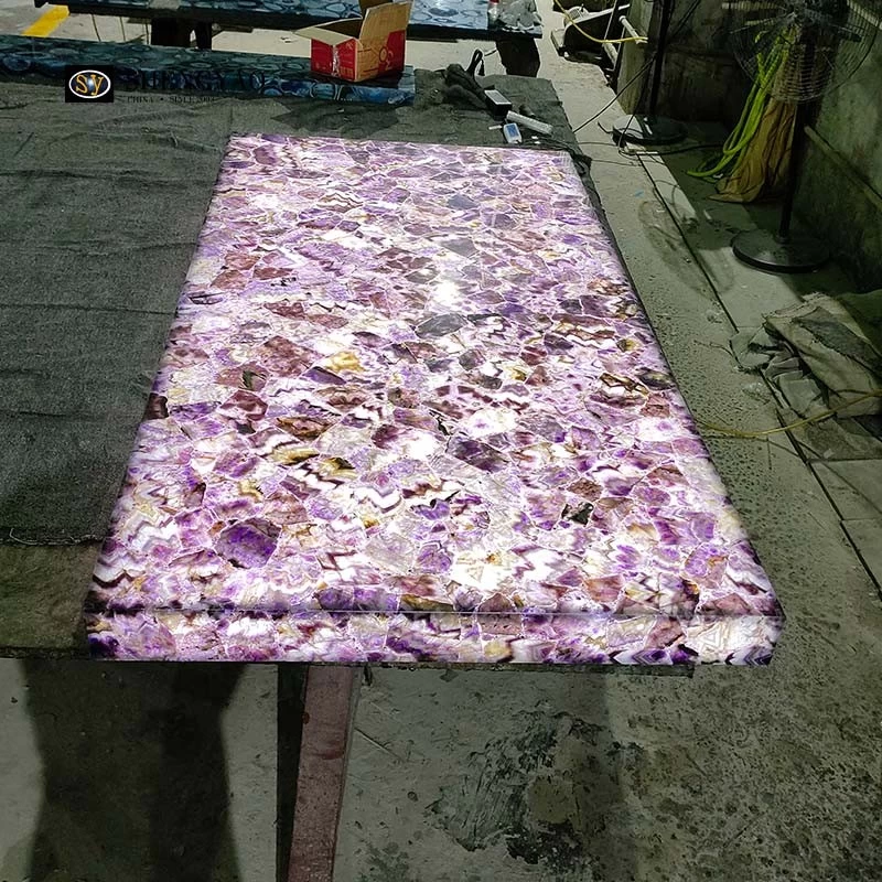 Comptoir en améthyste rétroéclairé, fabricant de dalles de comptoir en pierres précieuses en cristal violet translucide