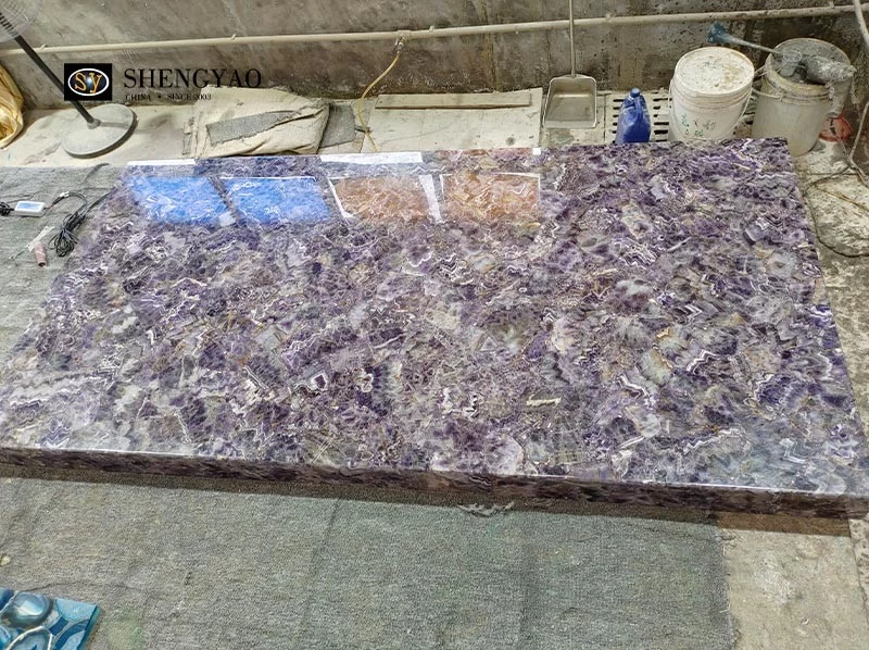 Comptoir en améthyste rétroéclairé, fabricant de dalles de comptoir en pierres précieuses en cristal violet translucide