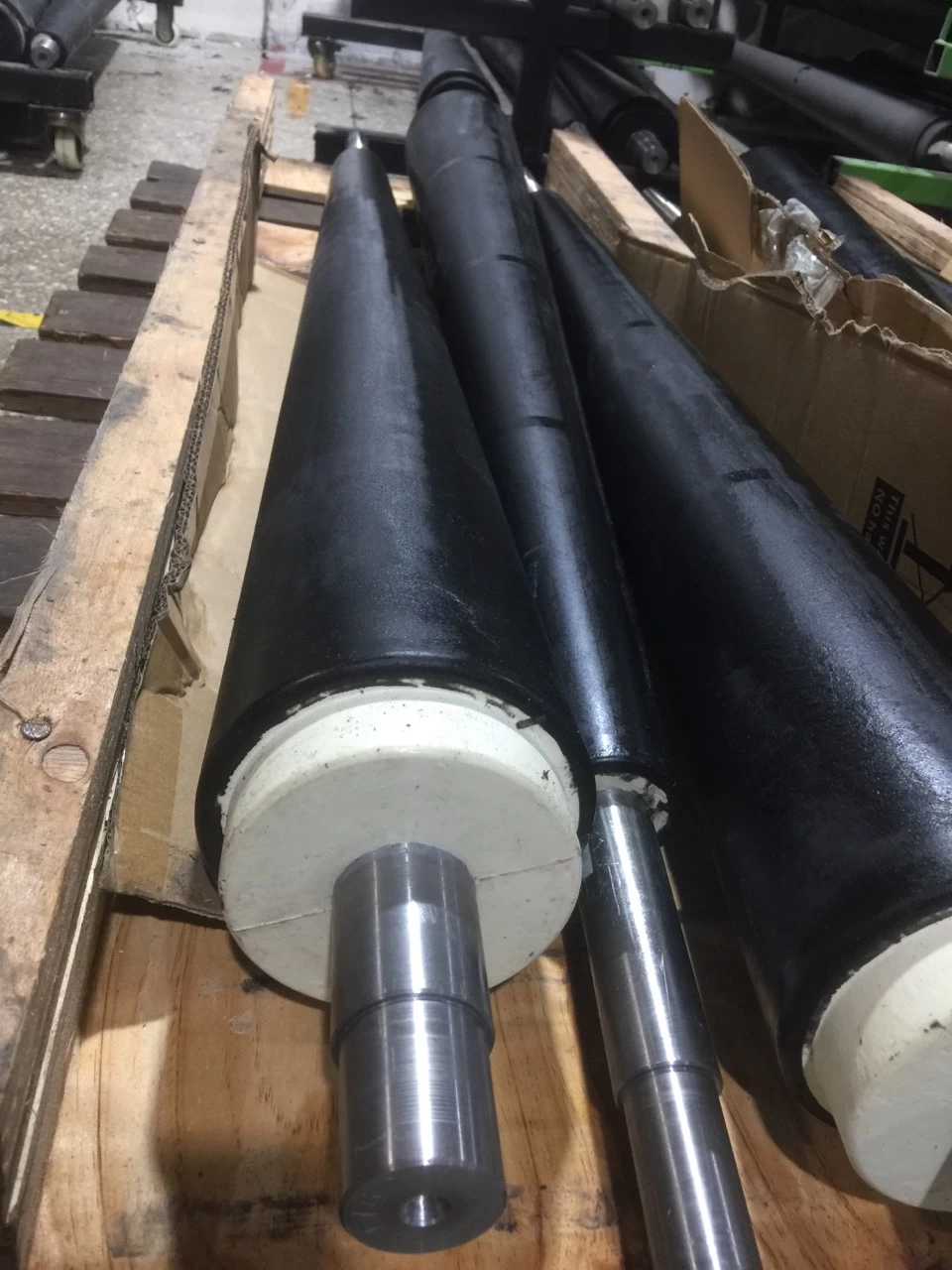 Manufacturer customize PU polyurethane iron pipe elastomer glue rolloer roll