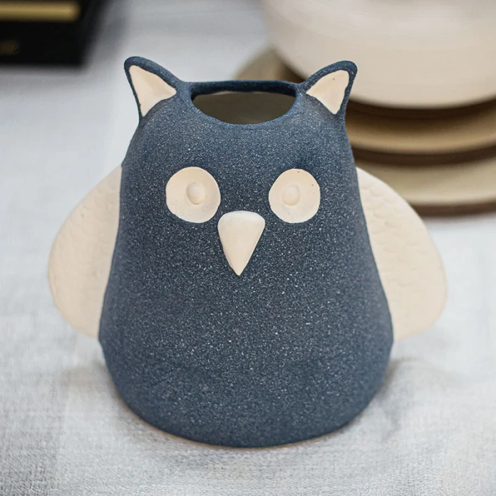 Beyond Vase: Artful Companions — керамические украшения в стиле кошек, переопределяющие зарубежные тенденции декора письменных столов