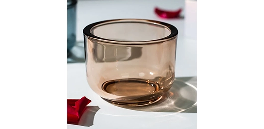 Geada exclusiva, luxo em massa, cores vibrantes: potes de velas que definem as marcas