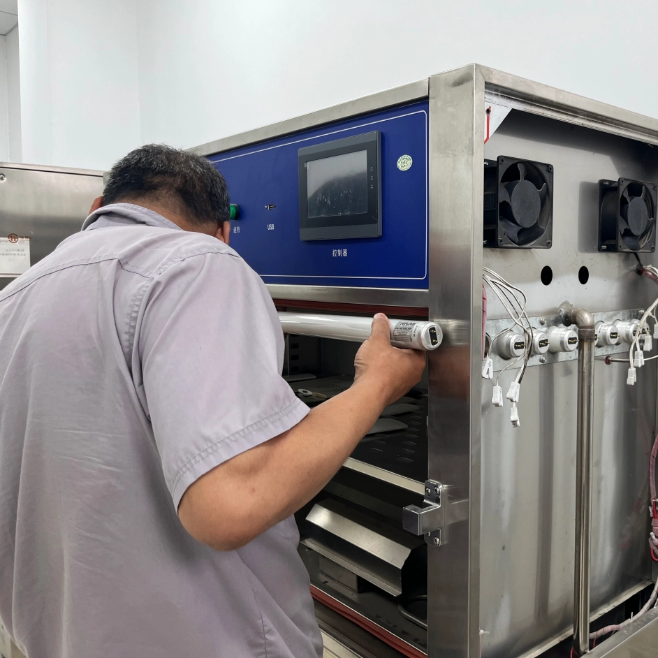 Het Huasheng-laboratorium zorgt voor betrouwbare verweringstesten door middel van strikt QUV-apparatuurbeheer