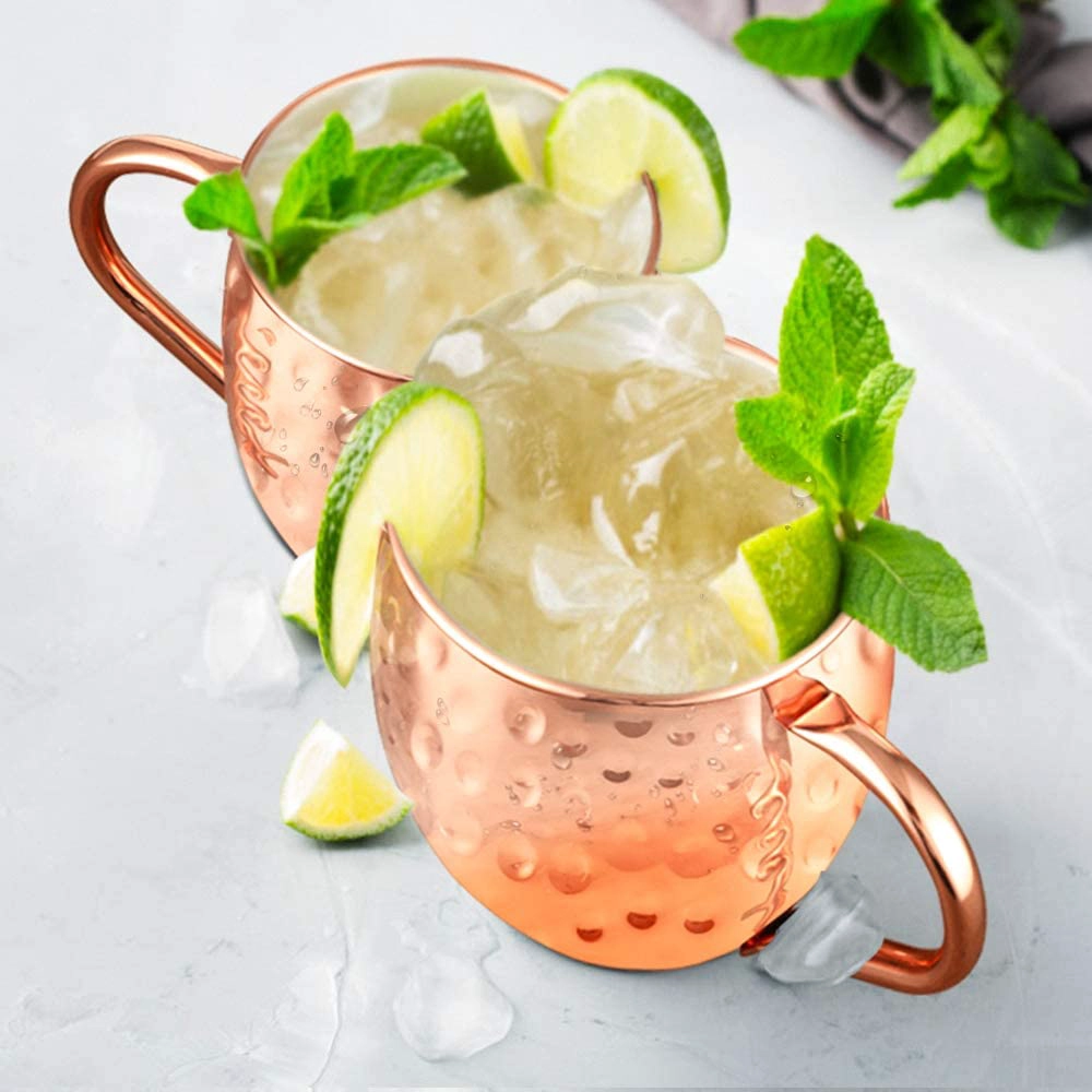 Klassieke zomercocktail - Moscow Mule-x-E-BON-x-Een Moskouse muilezel is een klassieke cocktail geboren in de jaren 40, gemaakt met wodka en gemberbier. Het maakt eigenlijk deel uit van een familie van cocktails die een bok wordt genoemd: een cocktai