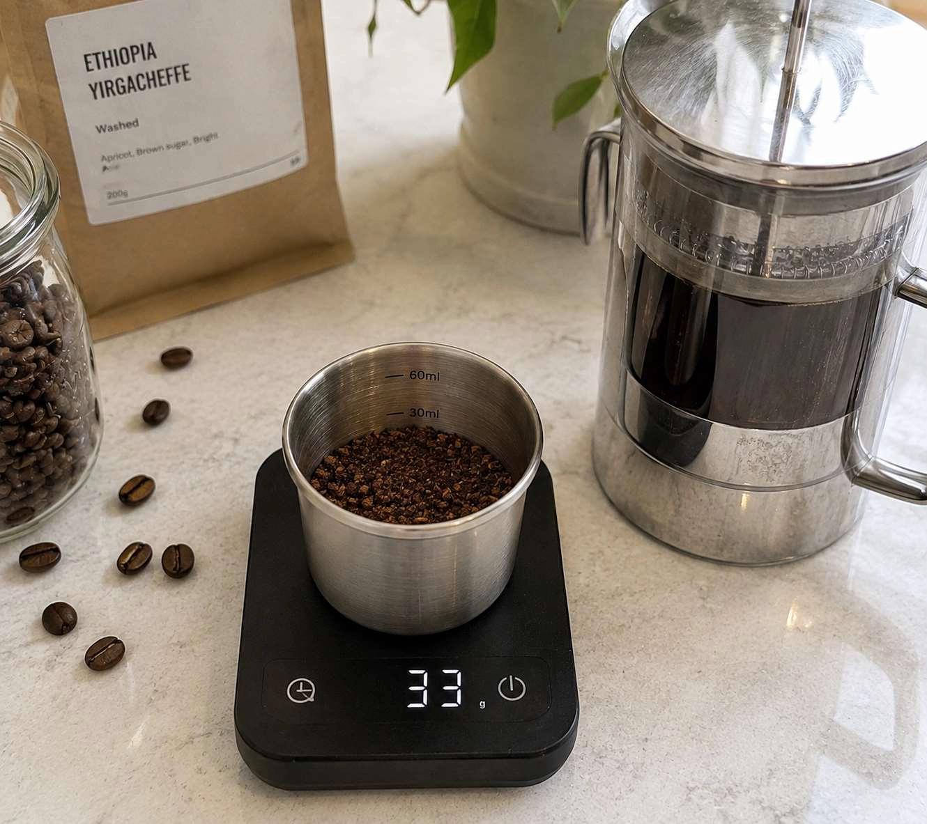 33 g of coarse-ground coffee measured for a 500 ml French press at a 1:15 coffee-to-water ratio