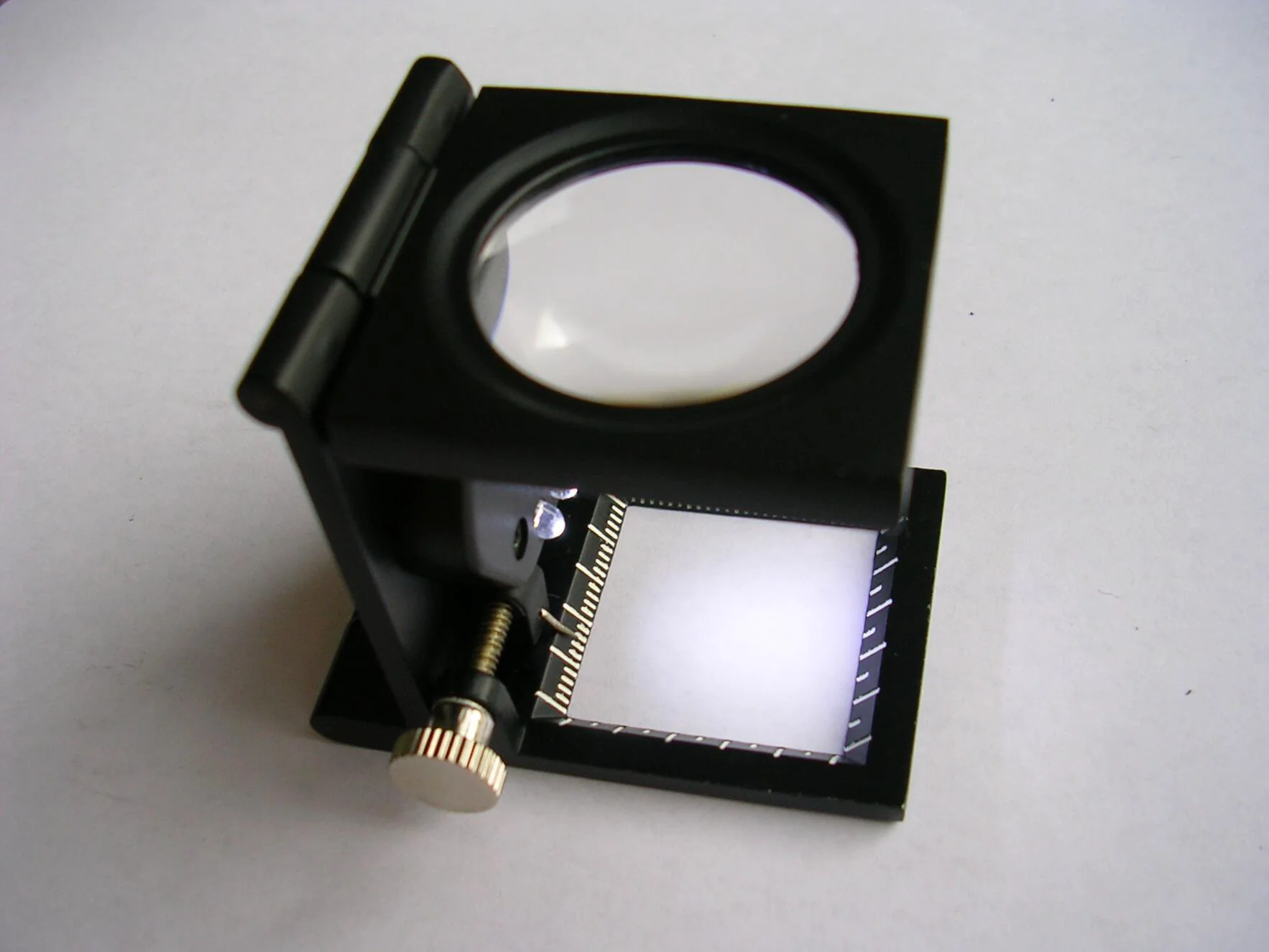 9005A Folding Magnifier with Light, LED Magnifier with Zinc Alloy Frame and 8X Optical Glass