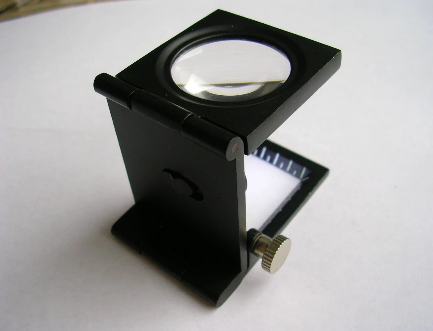 9005A Folding Magnifier with Light, LED Magnifier with Zinc Alloy Frame and 8X Optical Glass