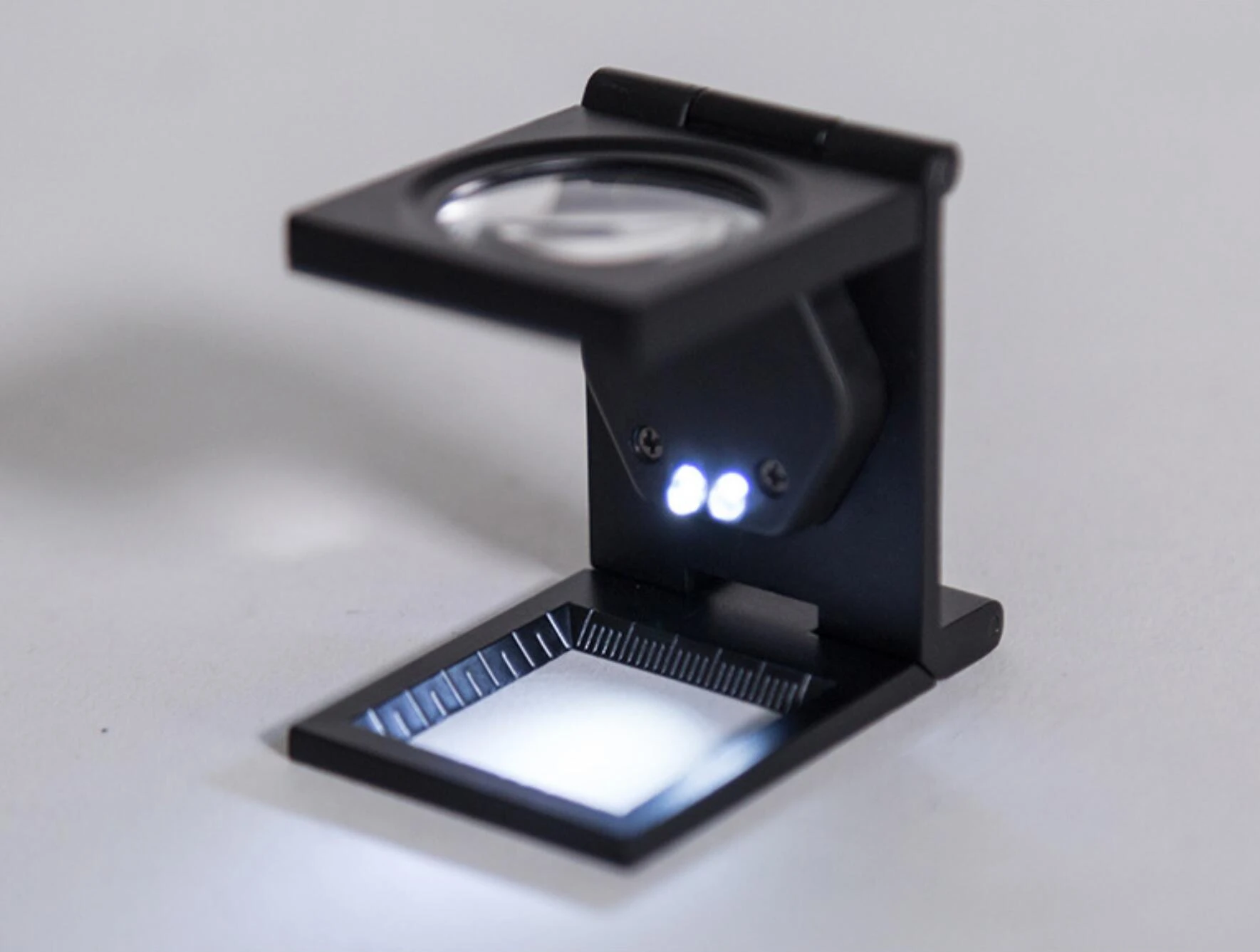 9005B Folding Magnifier with Light, LED Magnifier with Zinc Alloy Frame and 8X Optical Glass