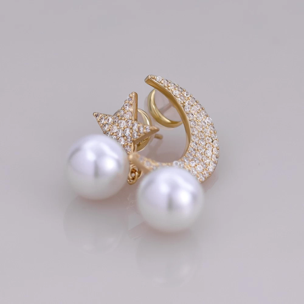 China Trendy Jewellery Design Moon & Star With Pearls Brass Stud Earring. manufacturer